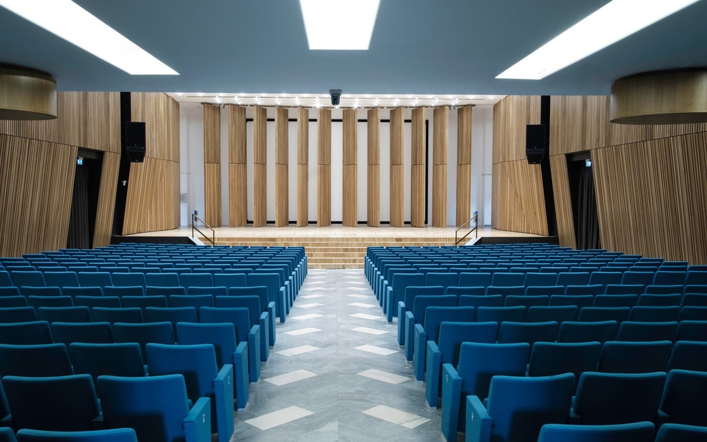 sound-absorbing-wooden-wall-for-auditorium-estfeller