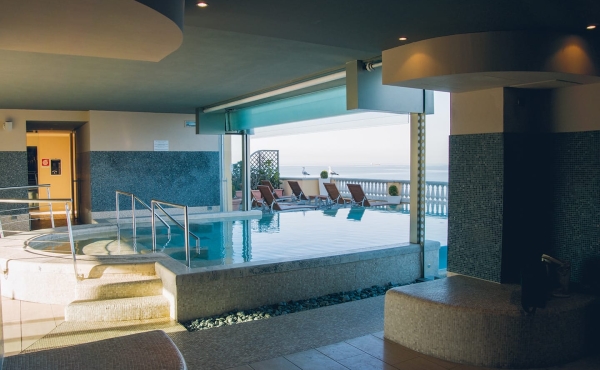 glazed-wall-losch-pool-and-spa-hotel-estfeller-pareti