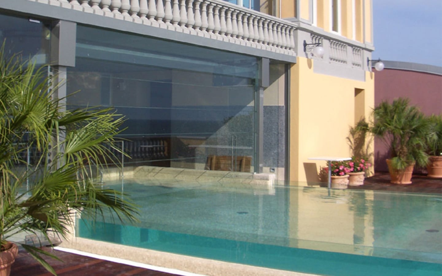 vetikale-bewegliche-glastrennwand-spa-hotel-estfeller