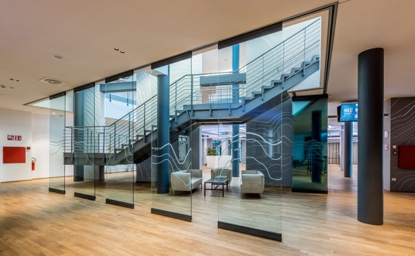 movable-glass-wall-hotel-lobby-estfeller-pareti